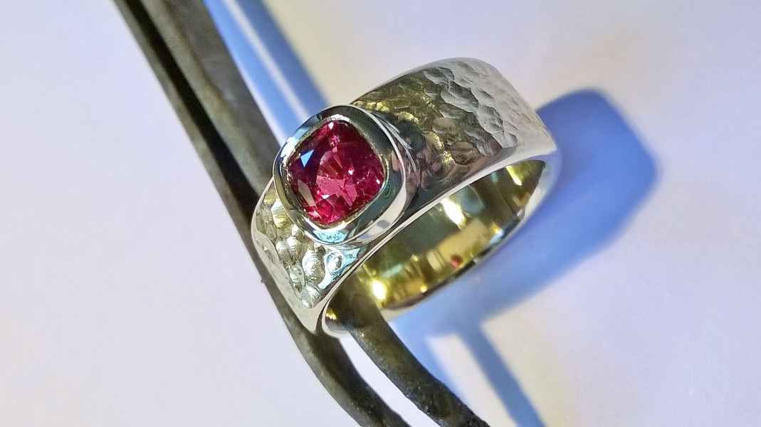 Spinell, 585 Nudegold