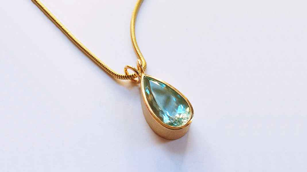 Naturblauer Topas, 750 Gold